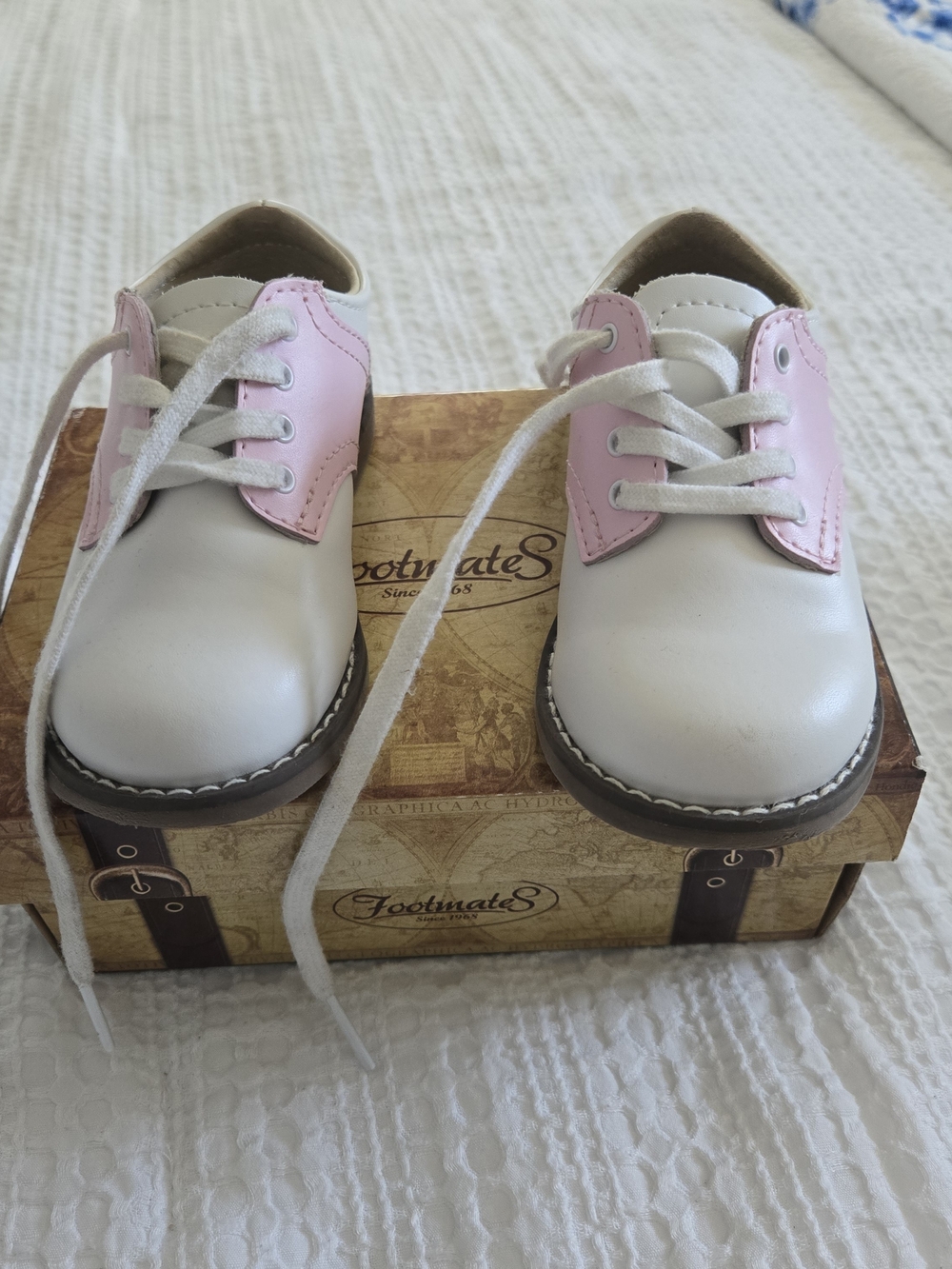FootMates White and Light Pink Lace-Up Kids Leather Oxfords Size 6 Toddler